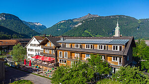 Das Familienhotel Sonne Bezau in Vorarlberg umgeben von Natur.
