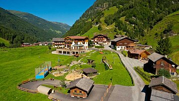 Sommer Luftaufnahme vom Familienhotel Oberkarteis im Salzburger Land.