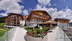 Außenansicht im Sommer des Familienhotels Almfamilyhotel Scherer in Tirol.
