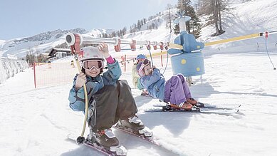 Kinder des Familienhotels Gorfion in Liechtenstein vergnügen sich in der Skischule.