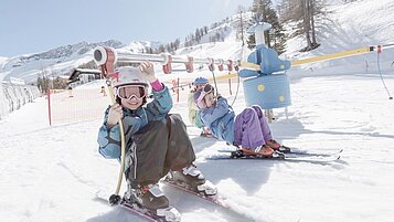 Kinder des Familienhotels Gorfion in Liechtenstein vergnügen sich in der Skischule.