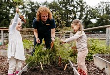 Zwei Kinder beim Pflegen des Gemüsegartens im Rahmen der Kinderbetreuung im Landhaus Averbeck in der Lüneburger Heide.