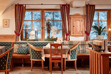 Eine gemütliche Sitzecke im Restaurant des Familienhotels Habachklause im Salzburger Land.