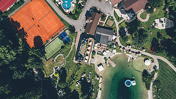 Luftaufnahme vom Familienhotel Post Family Resort im Salzburger Land.