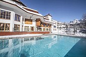 Winteransicht auf den Pool vom Familienhotel Engel Gourmet & Spa in Südtirol.