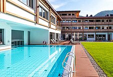 Außenansicht vom Familienhotel Das Bayrischzell mit Pool