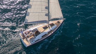 Außenansicht der Segelyacht Strandkind fahrend auf der Ostee.