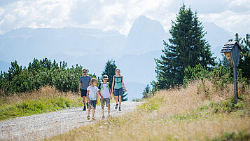 Vierköpfige Familie beim Wandern durch die Südtiroler Bergwelt.