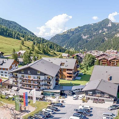 Sommer Luftaufnahme vom Hotelgelände Familienhotel Gorfion mit der umliegenden Landschaft in Lichtenstein.