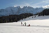 Panorama-Winterlandschaft in der Nähe vom Familienhotel Engel Gourmet & Spa in Südtirol. Hier herrschen ideale Bedingungen für Winterwanderungen mit der ganzen Familie.