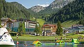 Im Familienhotel Zauchenseehof im Salzburger Land gibt es im Sommer aufblasbare Wasserspiele mitten im See