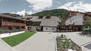 Das Familienhotel Alpenhof Dolomit Family in Südtirol im Sommer.