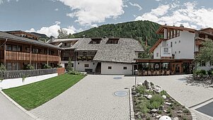 Das Familienhotel Alpenhof Dolomit Family in Südtirol im Sommer.