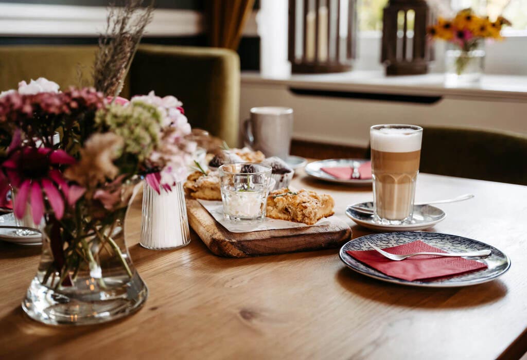 Liebevoll gedeckter Kaffeetisch mit leckerem Kuchen im Landhaus Averbeck in der Lüneburger Heide.