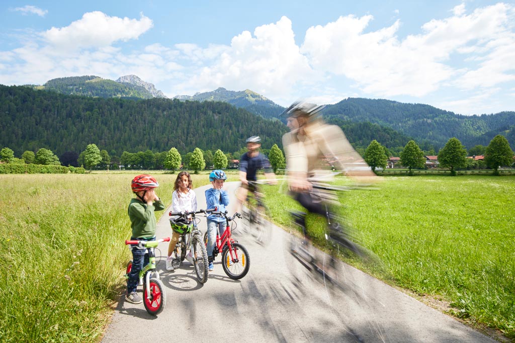 Eine Familie bei einer Radtour zur die oberbayerische Voralpenlandschaft