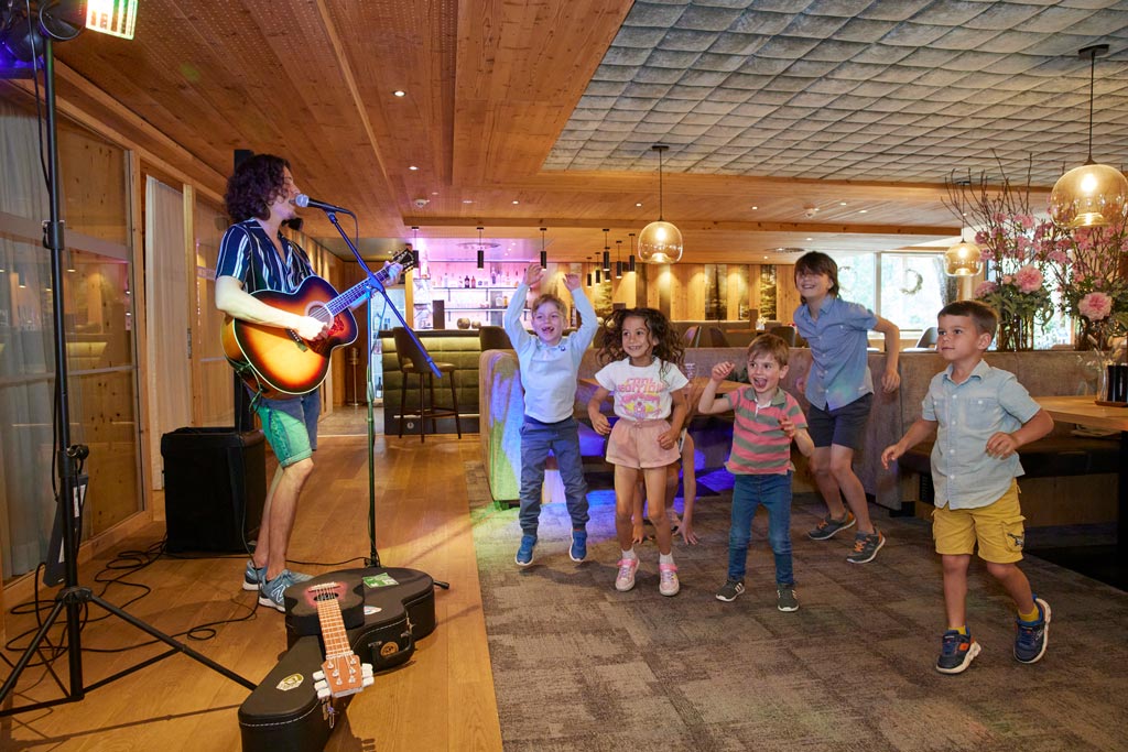 Kinder tanzen zur Musik einer Live-Band im Familienhotel Das Bayrischzell in Oberbayern