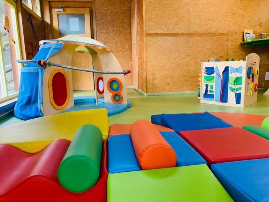 Babyspielzimmer mit Softplayboden und kindgerechten Spielsachen im Familienhotel Family Club Harz.