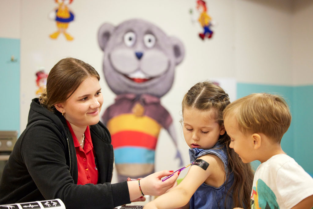 Zwei Kinder spielen in der Kinderbetreuung im Familienhotel Das Hopfgarten