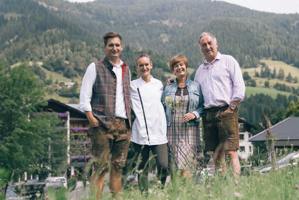 Familie Hinteregger heißt euch im Familienhotel Der Kirchheimerhof in Kärnten herzlich willkommen.