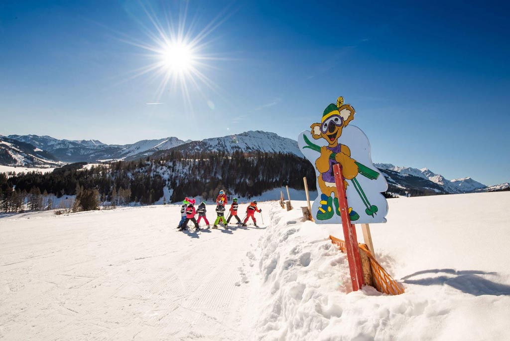 Kinderskikurs im Allgäu-Winterurlaub mit der Familie im Spa- & Familien-Resort Krone.