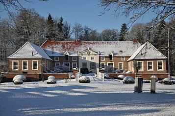 Außenansicht des Familienhotels Gut Landegge im Winter