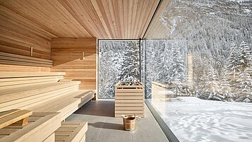 Sauna mit großem Panoramafenster im Familienhotel Bella Vista in Südtirol.