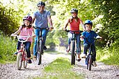 Familie macht einen Ausflug mit dem Fahrrad im Familienurlaub an der Nordsee