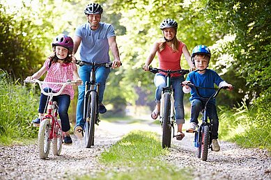 Familie macht einen Ausflug mit dem Fahrrad im Familienurlaub an der Nordsee