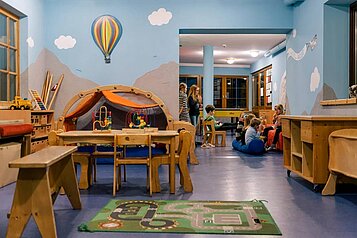 Schöner Spieltisch mit Bücherecke und vielen Spielsachen im Familienhotel Adler Familien- & Wohlfühlhotel