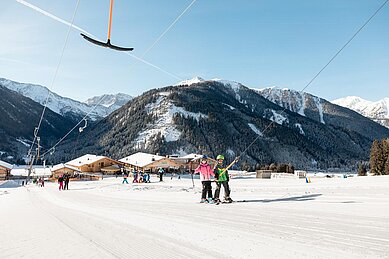 Skilift fahren auf der Skipiste in der Nähe vom Familienhotel Almfamilyhotel Scherer in Tirol.