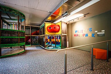 Indoor-Softplayanlage mit buntem Boden im Familienhotel Das Bayrischzell in Oberbayern.