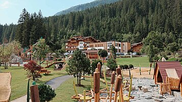 Hotelansicht im Sommer vom Familienhotel Habachklause im Salzburger Land