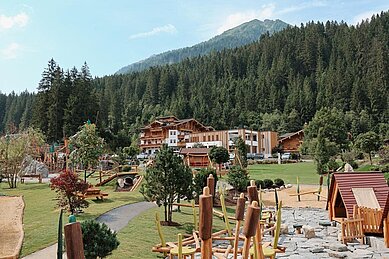 Hotelansicht im Sommer vom Familienhotel Habachklause im Salzburger Land