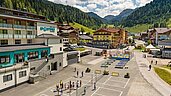 Outdoor-Spielplatz im Sommer im Familienhotel Zauchenseehof im Salzburger Land