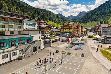 Outdoor-Spielplatz im Sommer im Familienhotel Zauchenseehof im Salzburger Land