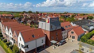 Ansicht aus der Vogelperspektive auf das Familienhotel Deichkrone an der Nordsee.