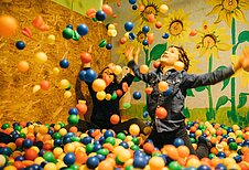 Zwei Kinder toben im Bällebad im Happy-Club des Familienhotels Ottonenhof im Sauerland.