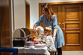 Mutter und Tochter bedienen sich am Kinderbuffet des Familienhotels Alpengasthof Hochegger in Kärnten