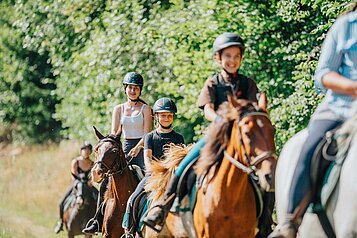 Kinder beim Ausritt in der Natur rund um das Familien Resort Petschnighof