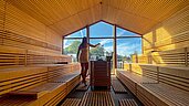 Helle Panoramasauna aus Holz im Wellnessbereich des Familienhotels Ulrichshof im Bayerischen Wald.