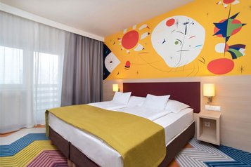 Kinderzimmer mit Doppelbett im Familienhotel Kolping Hotel Spa & Family Resort in Ungarn.