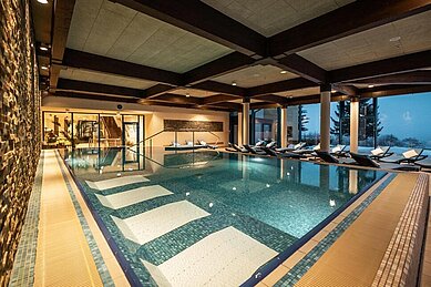 Familotel Elldus Resort im Erzgebirge indoor Schwimmbad.