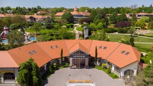 Sommer Luftaufnahme vom Familienhotel Kolping Hotel Spa & Family Resort in Ungarn.