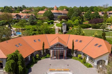 Sommer Luftaufnahme vom Familienhotel Kolping Hotel Spa & Family Resort in Ungarn.