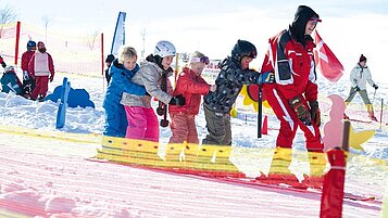 Kinder lernen Ski fahren in der Skischule rund um das Familienhotel Ottonenhof im Sauerland.