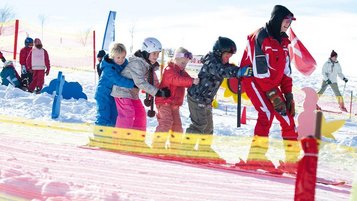 Kinder lernen Ski fahren in der Skischule rund um das Familienhotel Ottonenhof im Sauerland.