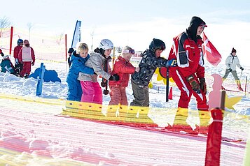 Kinder lernen Ski fahren in der Skischule rund um das Familienhotel Ottonenhof im Sauerland.