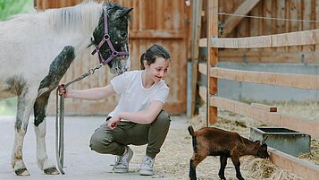 Ein Pony und eine Ziege im Streichelzoo im Familienhotel Ottonenhof im Sauerland.