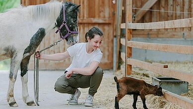 Ein Pony und eine Ziege im Streichelzoo im Familienhotel Ottonenhof im Sauerland.