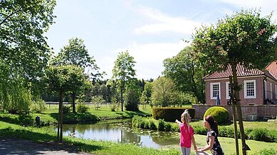 Kinder entdecken die Natur rund um das Familienhotel Gut Landegge im Emsland.